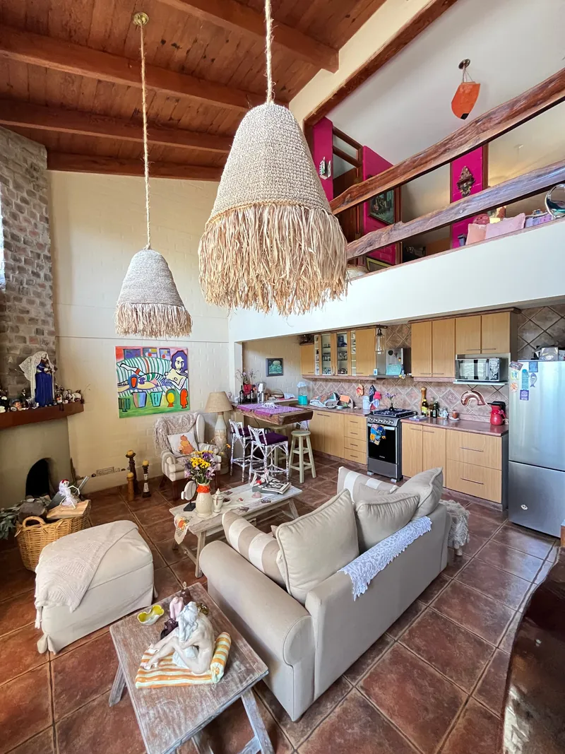 Cocina abierta, sala y mezzanine