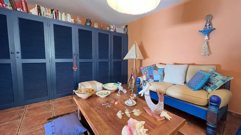 Sala de estar con closets