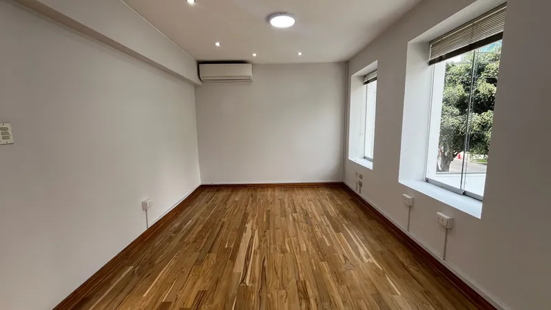 Oficina privada con piso de madera