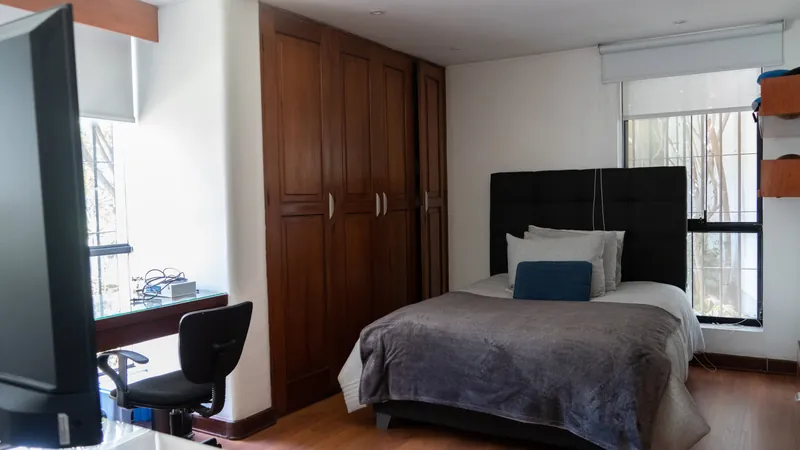 Dormitorio con closet