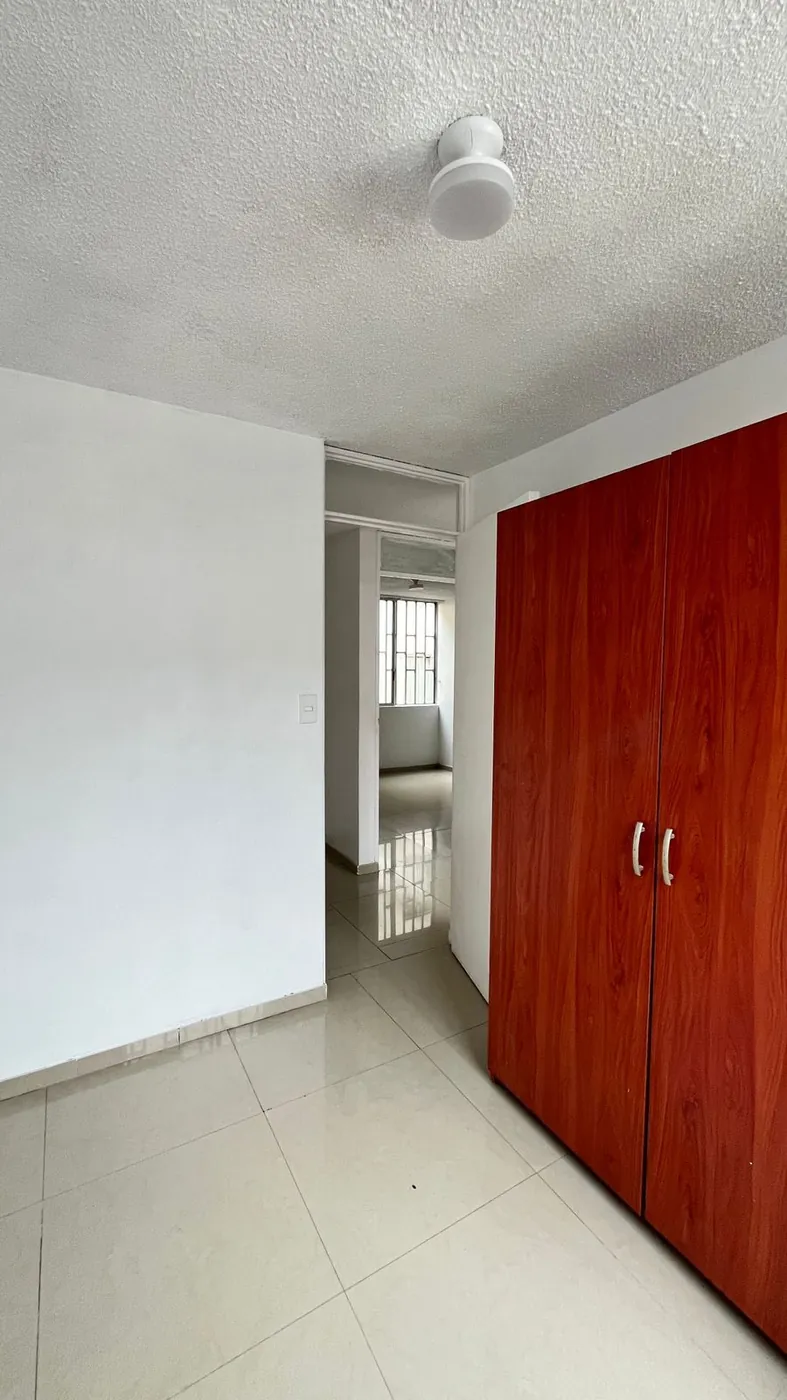 Dormitorio con closet