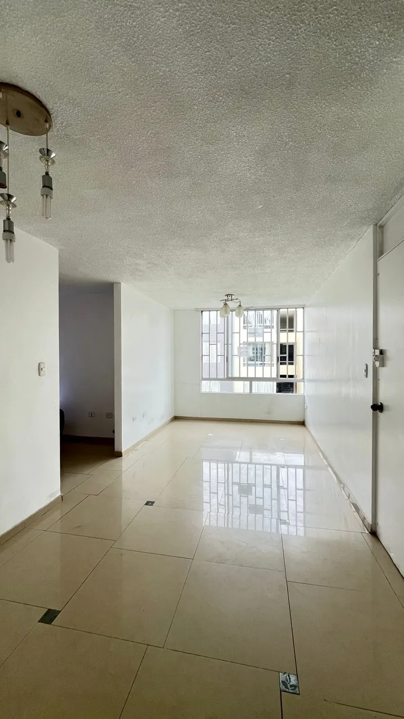 Sala comedor con piso de porcelanato y ventana amplia