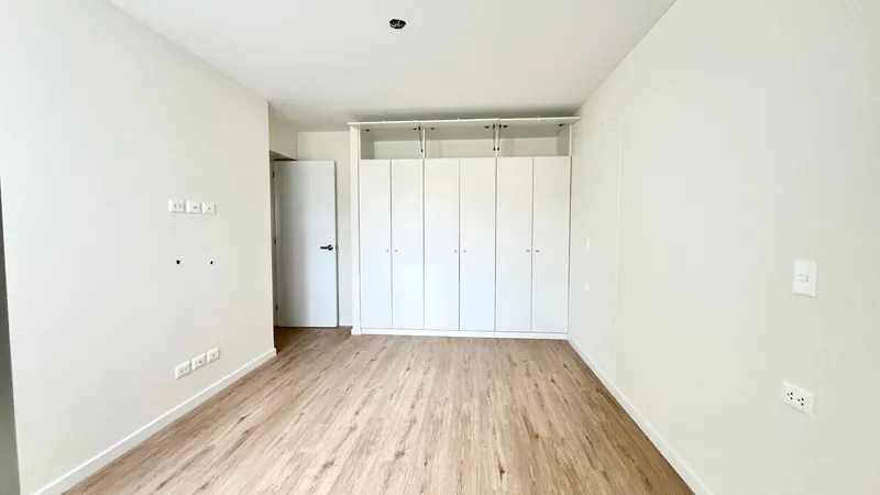 Dormitorio con closet