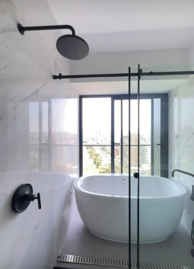 Baño principal con tina exenta y vista