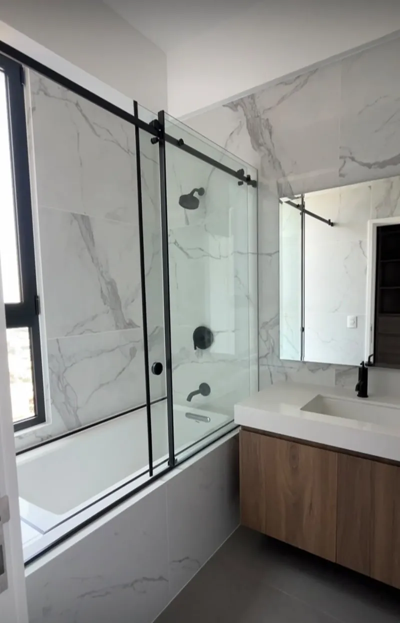Baño con tina y enchapes de mármol