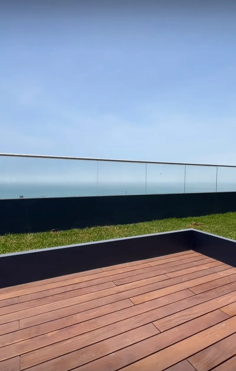 Terraza con deck y vista al mar