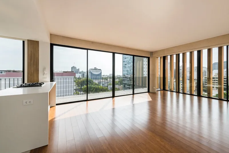 Sala comedor con ventanales de piso a techo