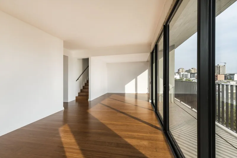 Ambiente con ventanales y luz natural (imagen referencial del edificio)