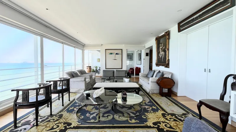 Sala y área de estar con vista al mar