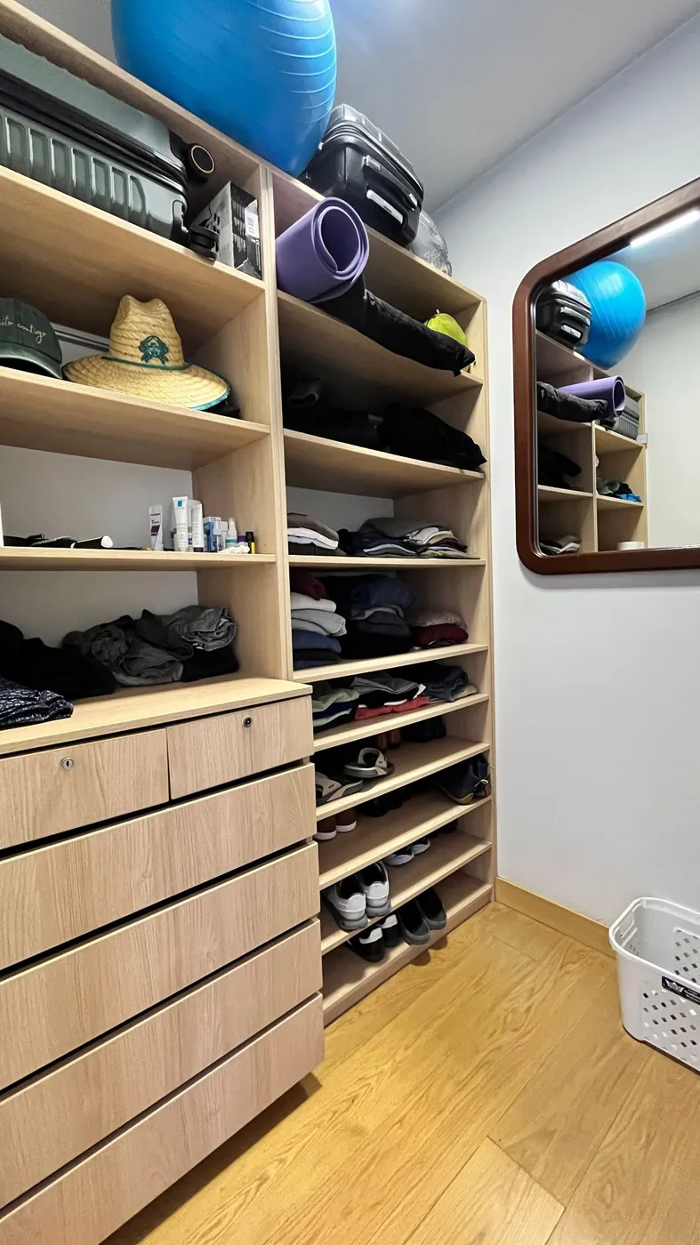 Walk-in closet del dormitorio principal