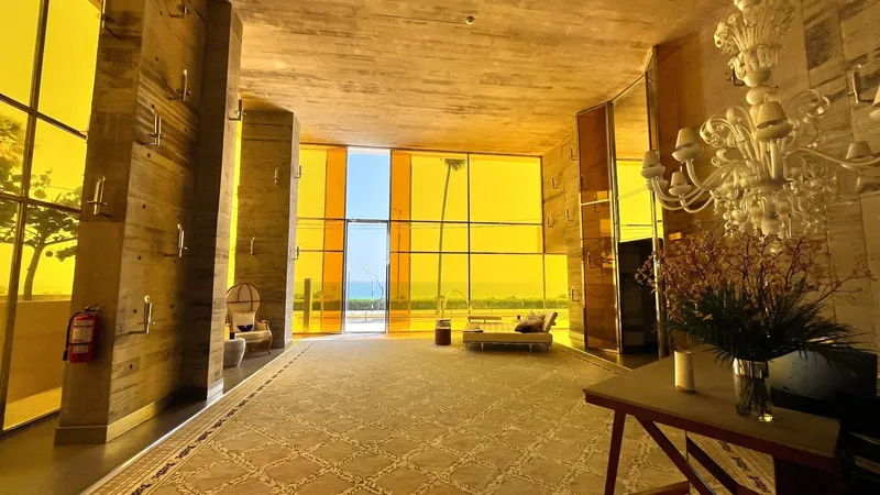 Lobby con vista al malecón
