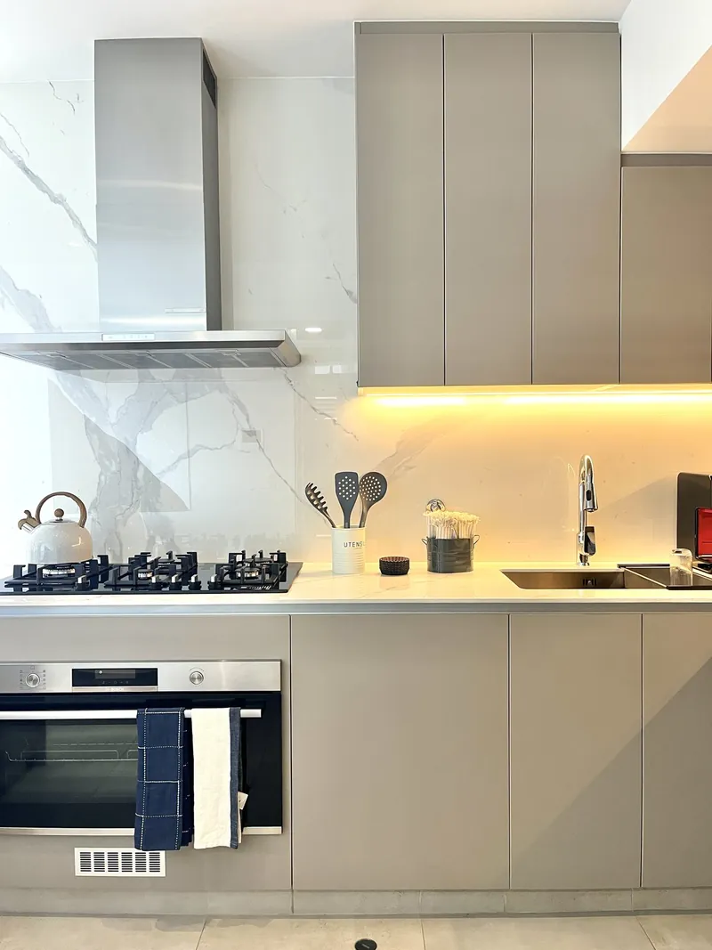 Cocina con enchapes de mármol