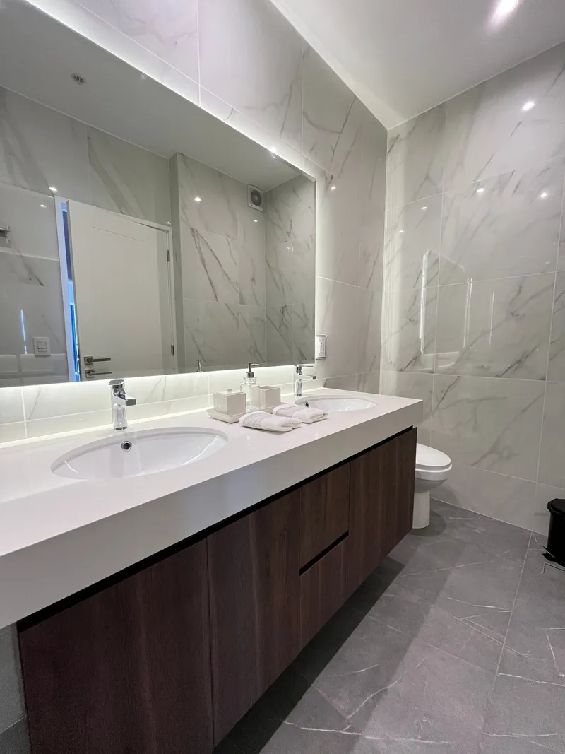 Baño principal con doble lavatorio