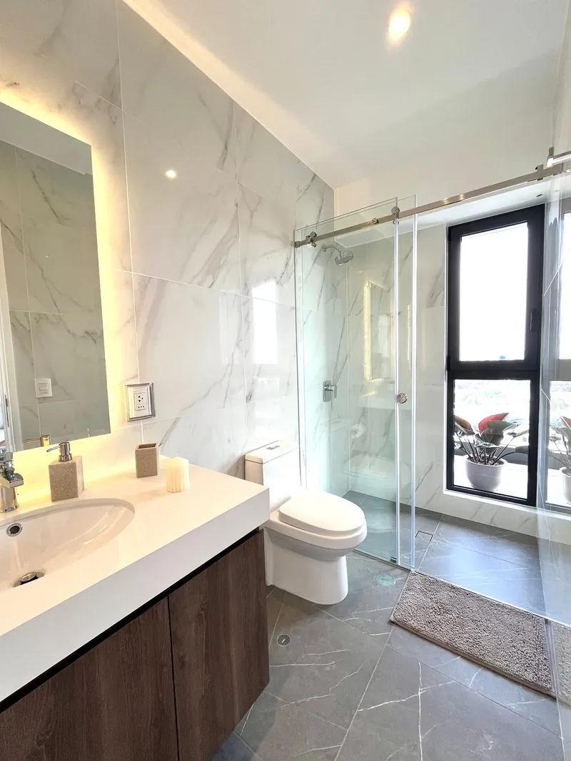 Baño con ducha y porcelanato de gran formato