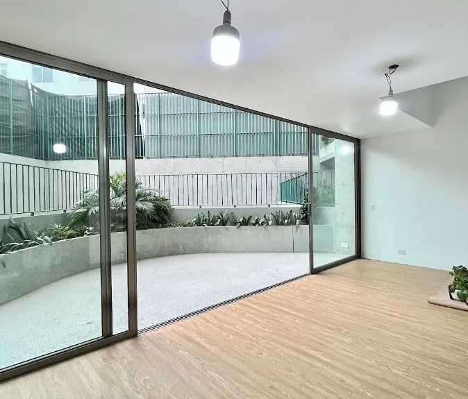 Sala con ventanal a la terraza