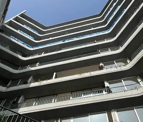 Fachada interior y plaza del edificio, proyecto del Estudio Leonmarcial