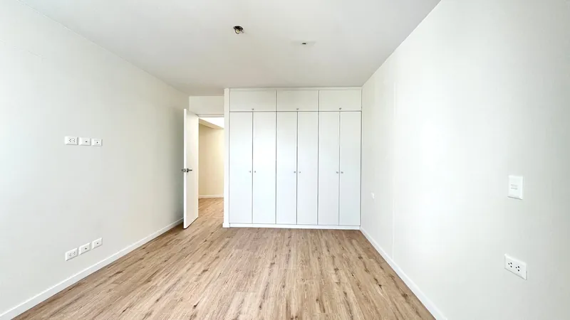 Dormitorio con closet