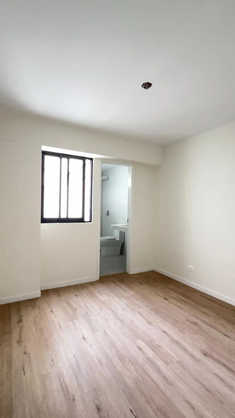 Dormitorio con baño incorporado