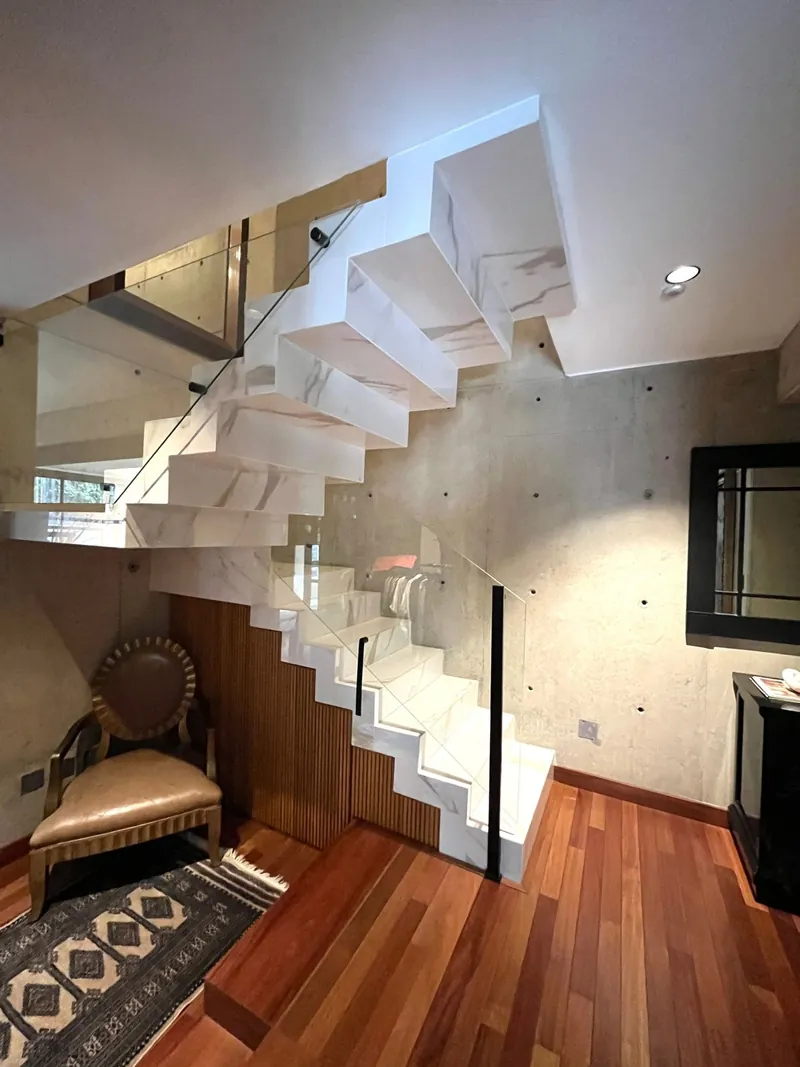 Escalera de mármol al segundo nivel