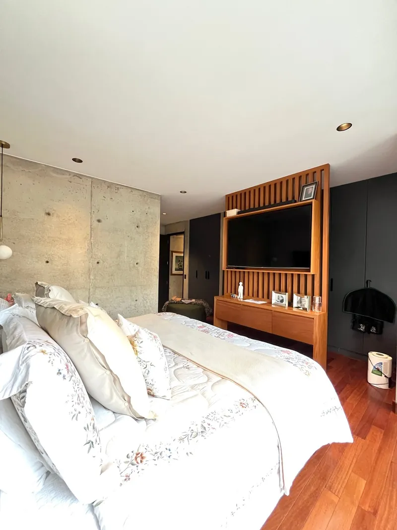 Suite principal con muro de concreto