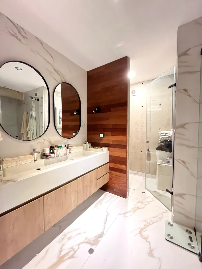 Baño principal con doble lavatorio