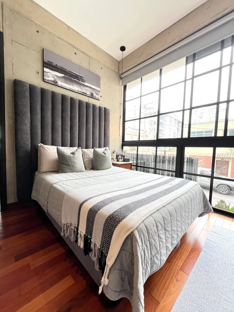 Dormitorio con ventanal