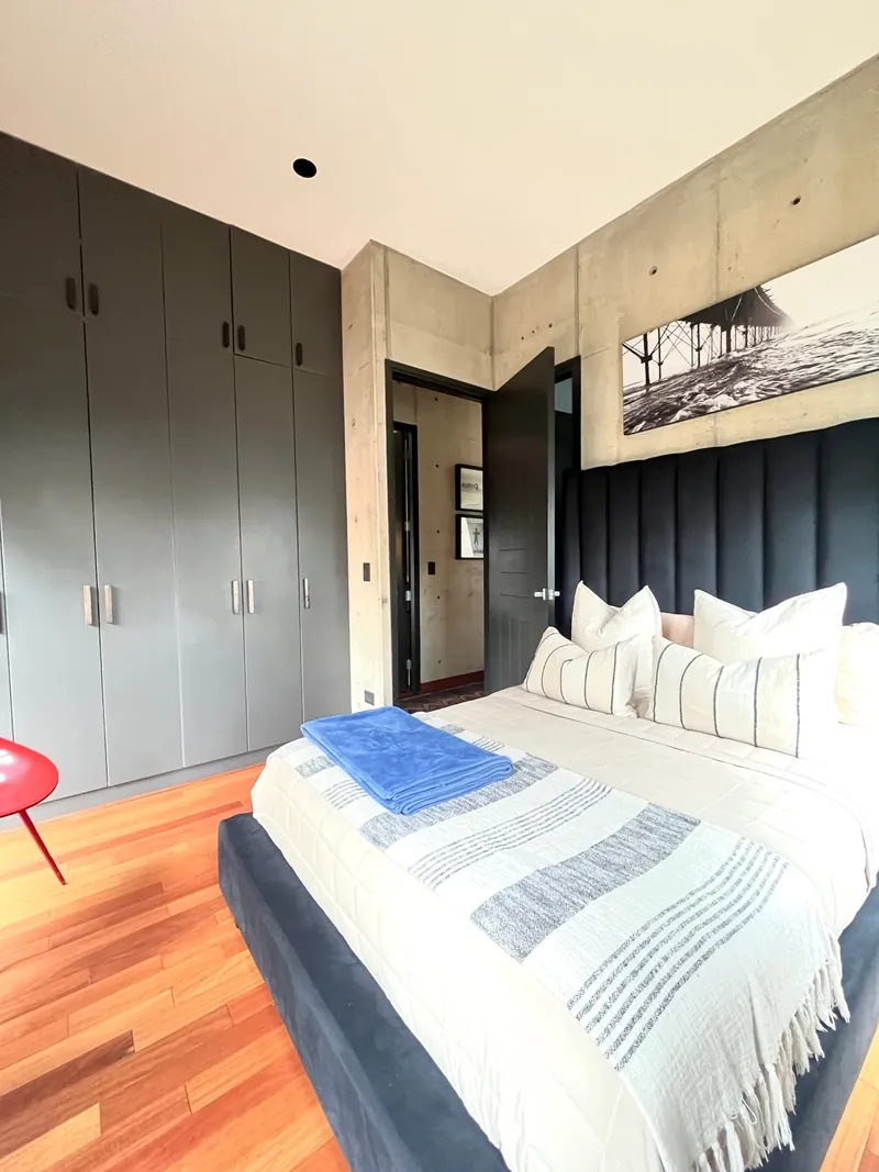 Dormitorio con closet
