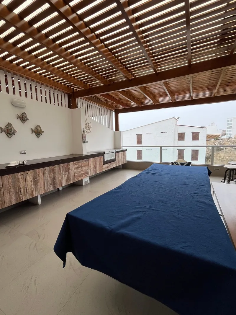 Terraza techada con zona de parrilla