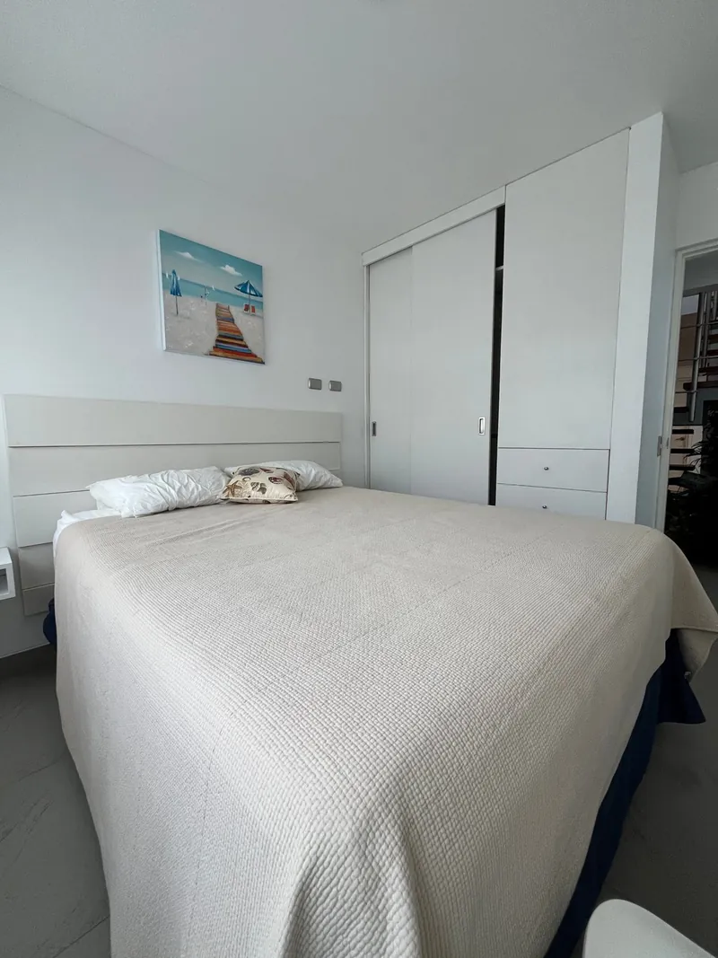 Dormitorio con cama de dos plazas