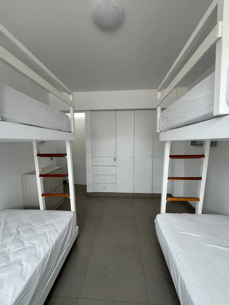 Dormitorio con camarotes
