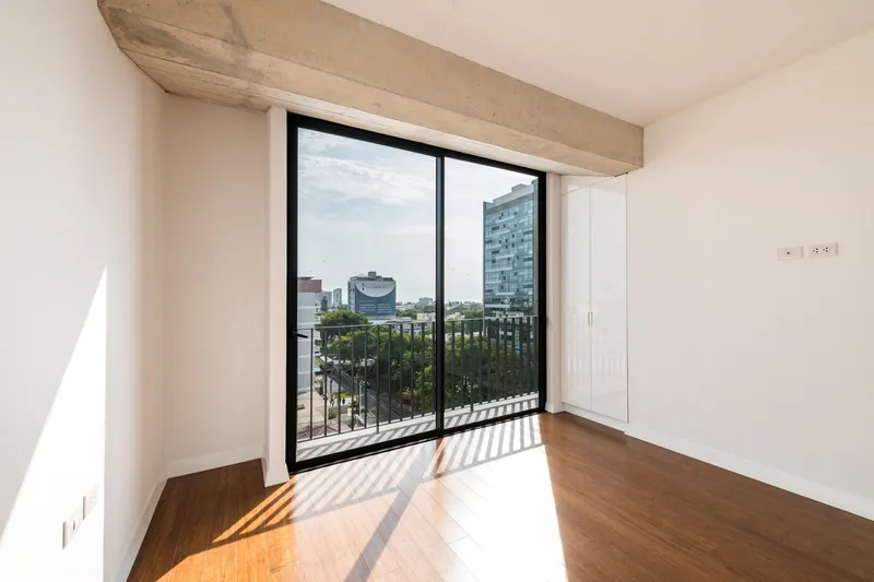 Dormitorio con closet y ventanal (imagen referencial del edificio)
