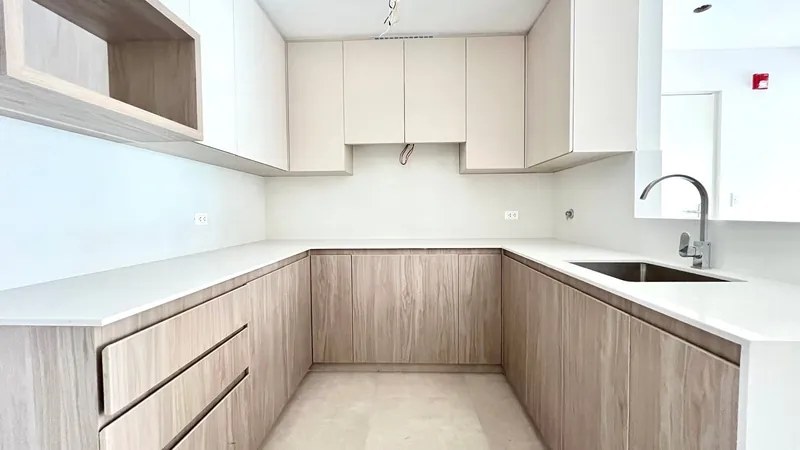 Cocina con muebles altos y bajos