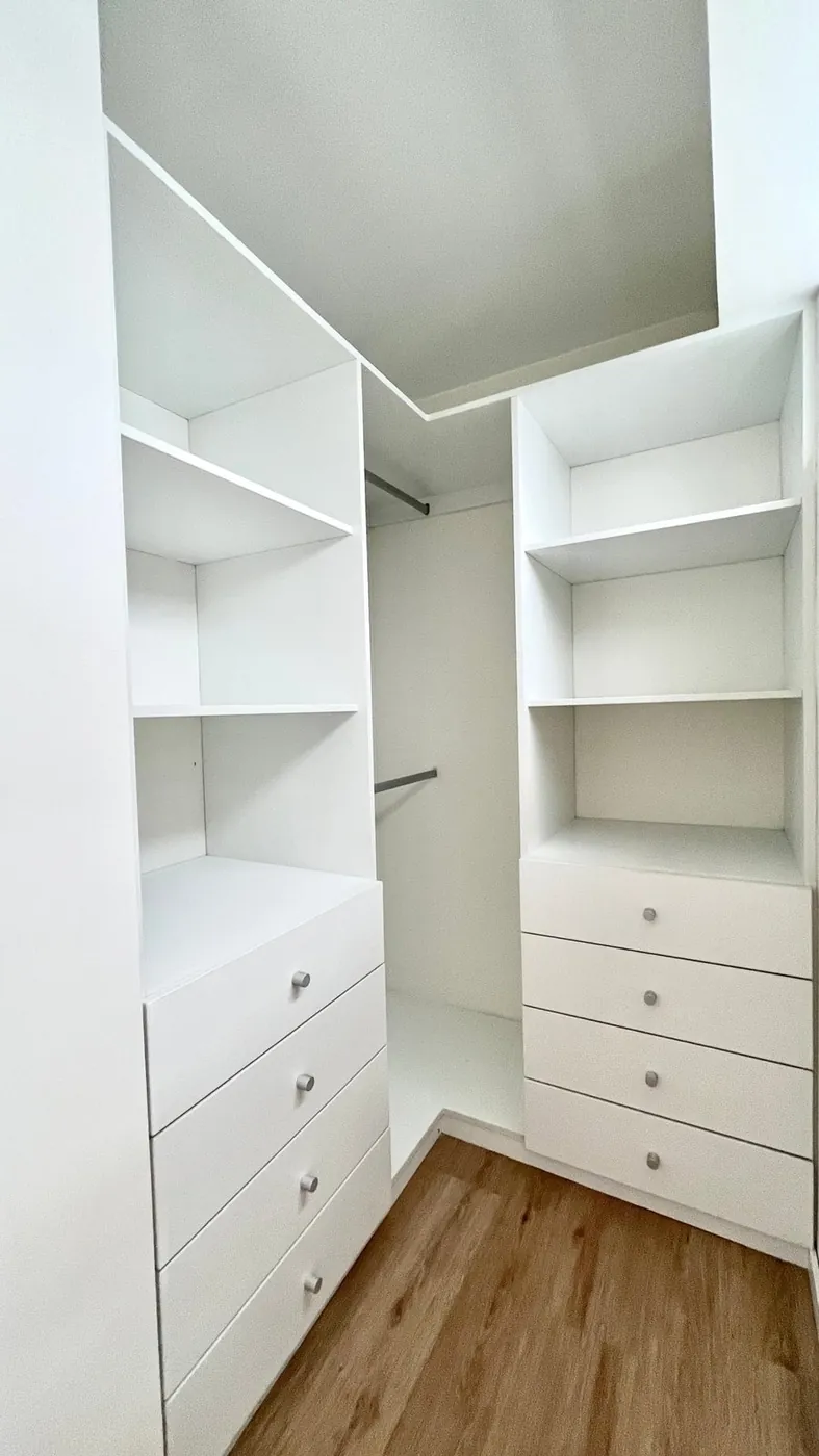 Closet con estantes y cajoneras