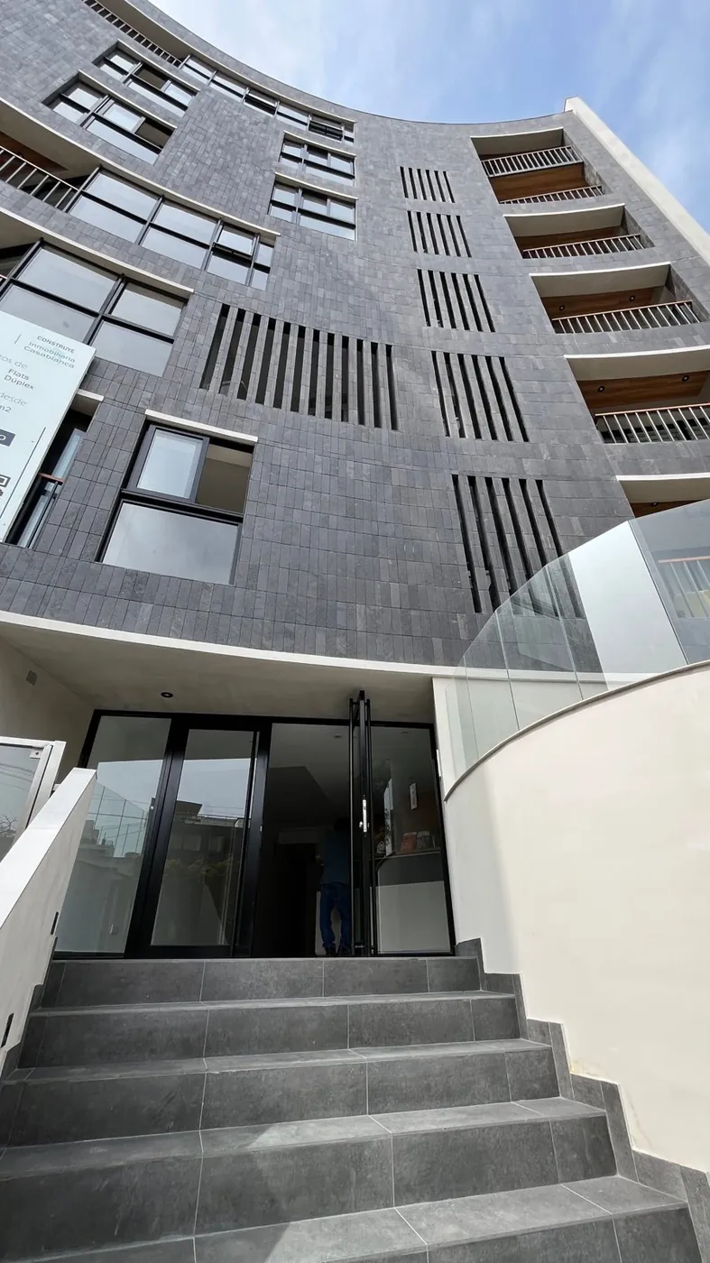 Fachada curva del edificio de 8 pisos