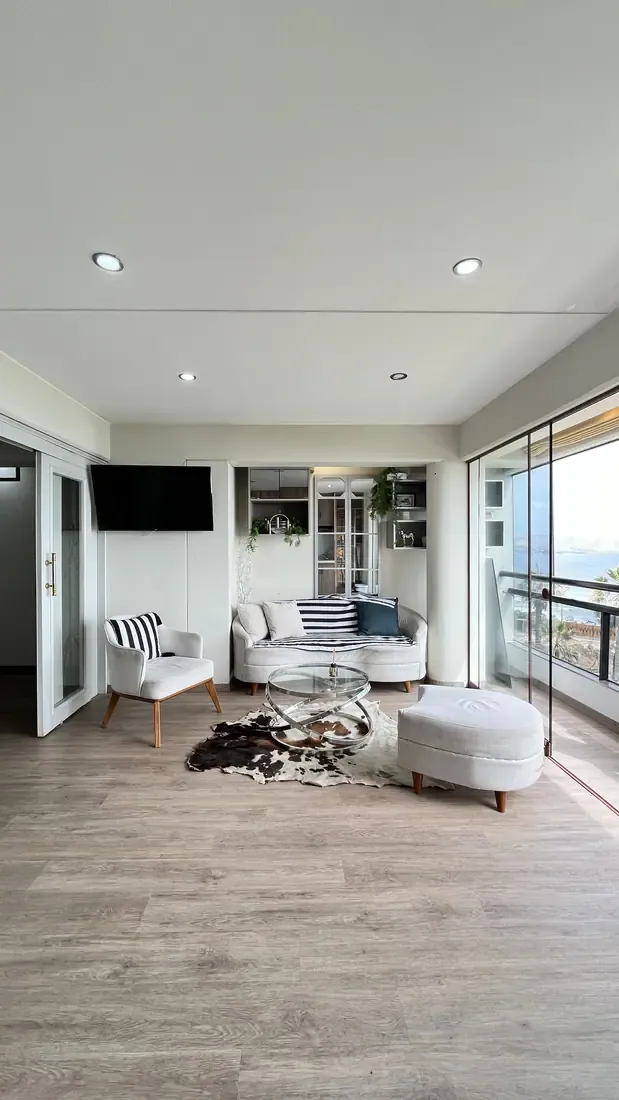 Sala con ventanal al mar