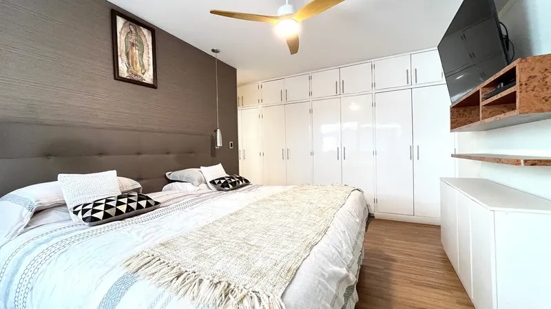 Habitación principal con closets de pared a pared