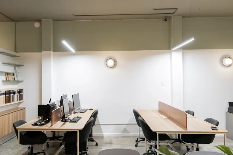 Puestos de trabajo con escritorios y sillas ergonómicas