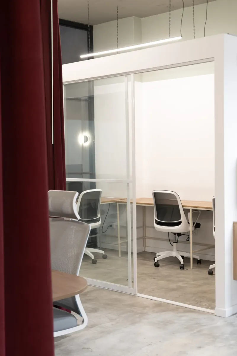 Oficina privada con cerramiento de vidrio