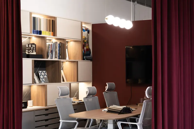 Sala de reuniones con cortinas de terciopelo