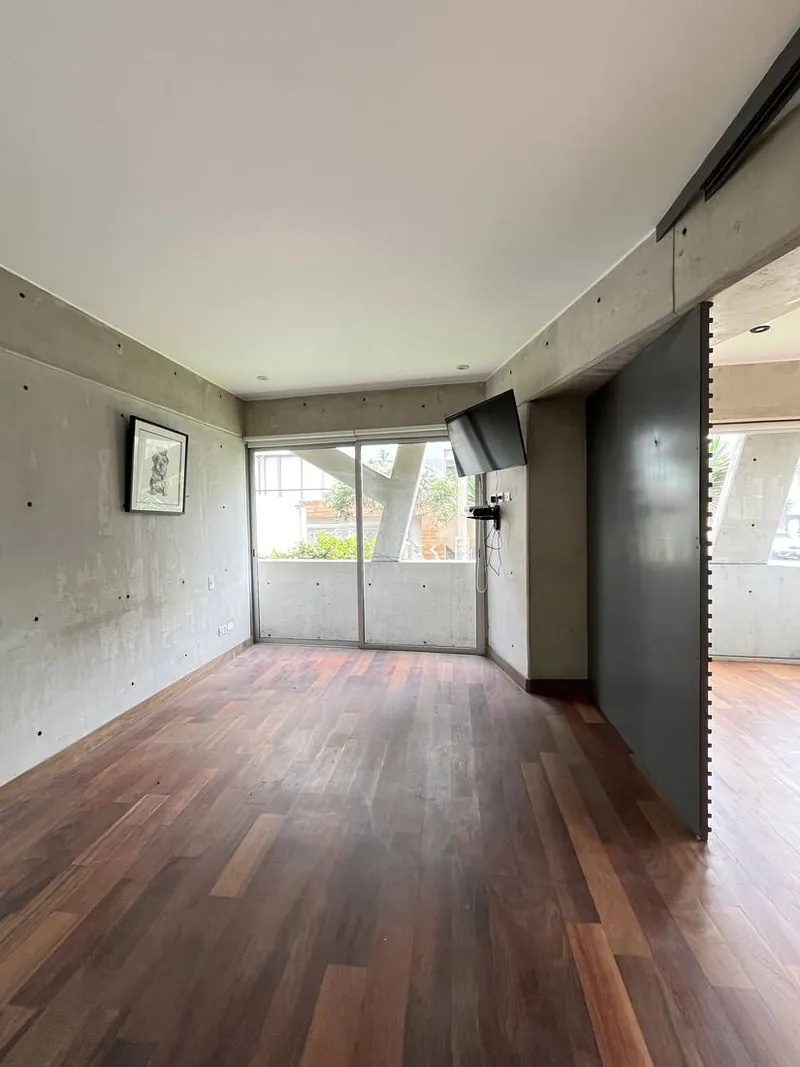 Dormitorio con ventanal