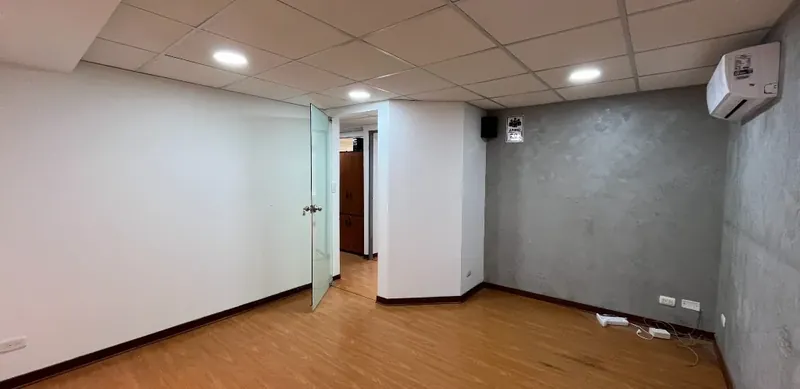 Oficina con puerta de vidrio