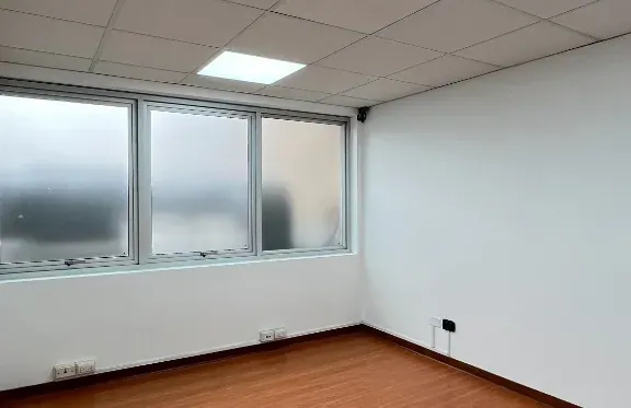 Oficina privada iluminada