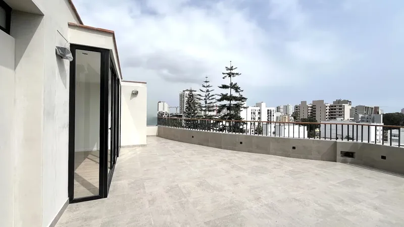 Terraza curva con vista a los pinos