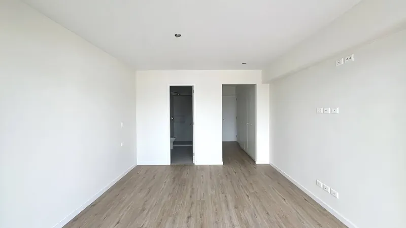 Dormitorio principal con baño y closets