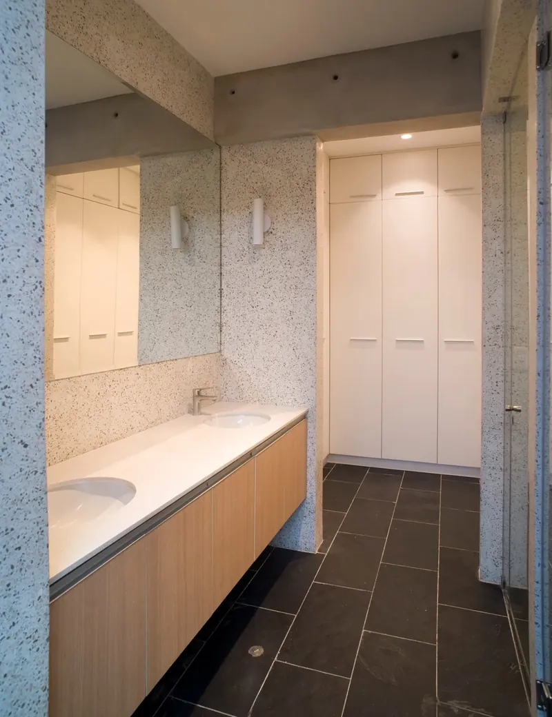 Baño con lavatorio corrido y closets