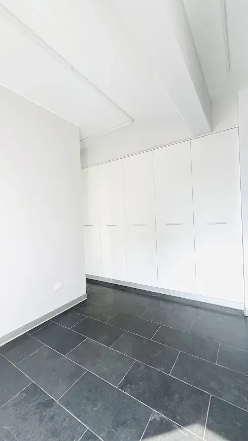 Dormitorio con closets