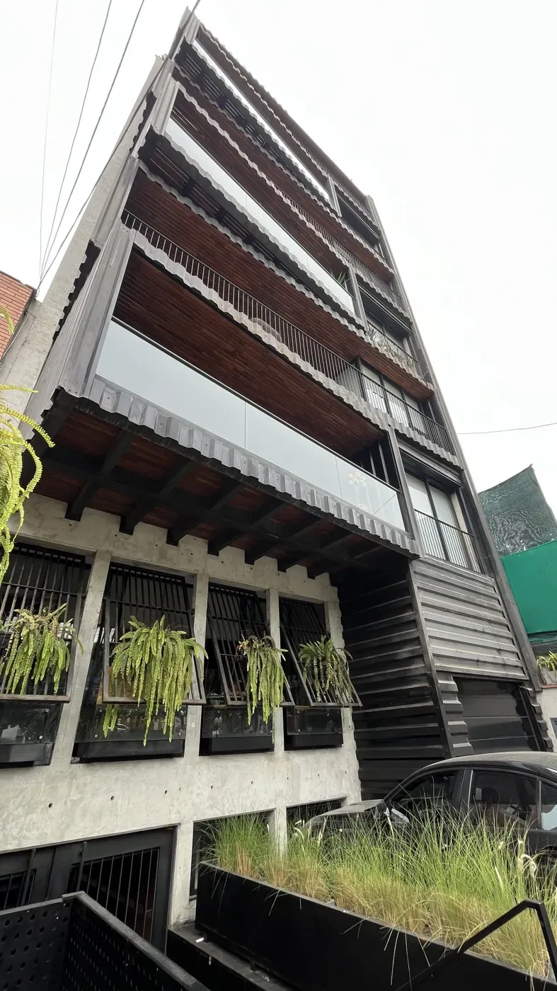 Fachada de metal del edificio boutique