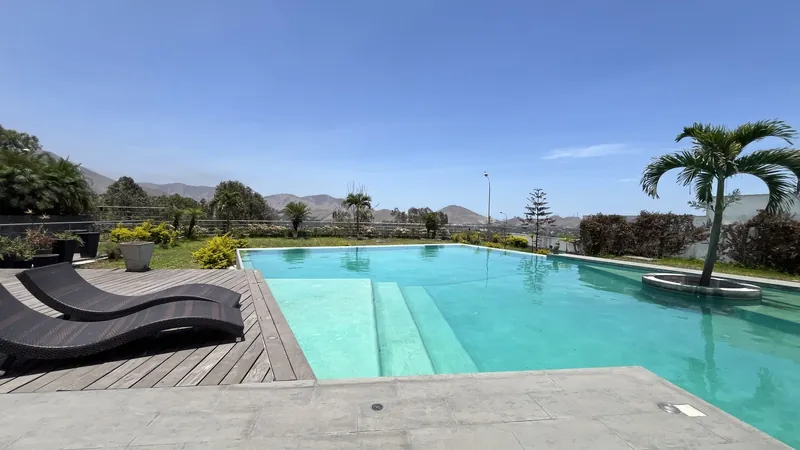 Terraza de madera junto a la piscina