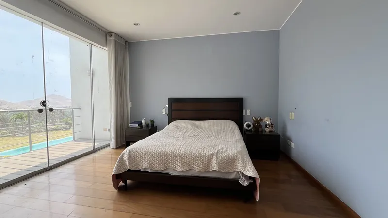 Dormitorio con balcón y vista a los cerros