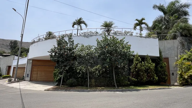Fachada e ingreso a la residencia